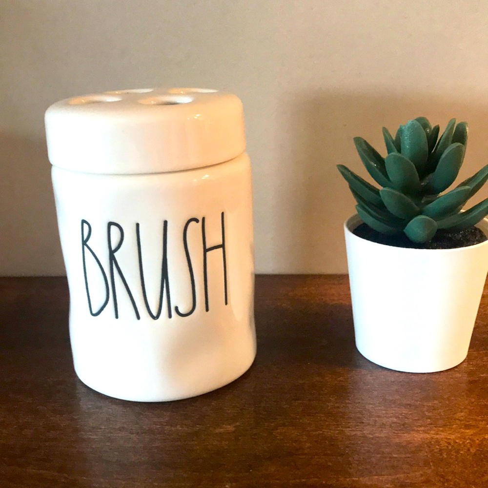 Rae Dunn toothbrush or makeup brush holder